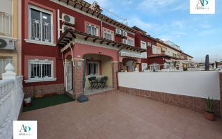 Chalet - Alquiler larga estancia - Torrevieja - La Siesta